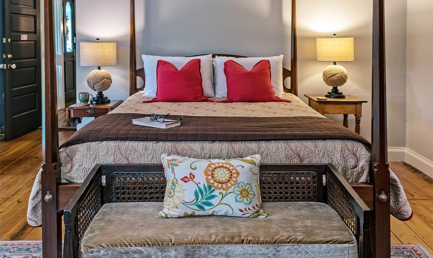 Bed in Deluxe Queen Room of the Pack House