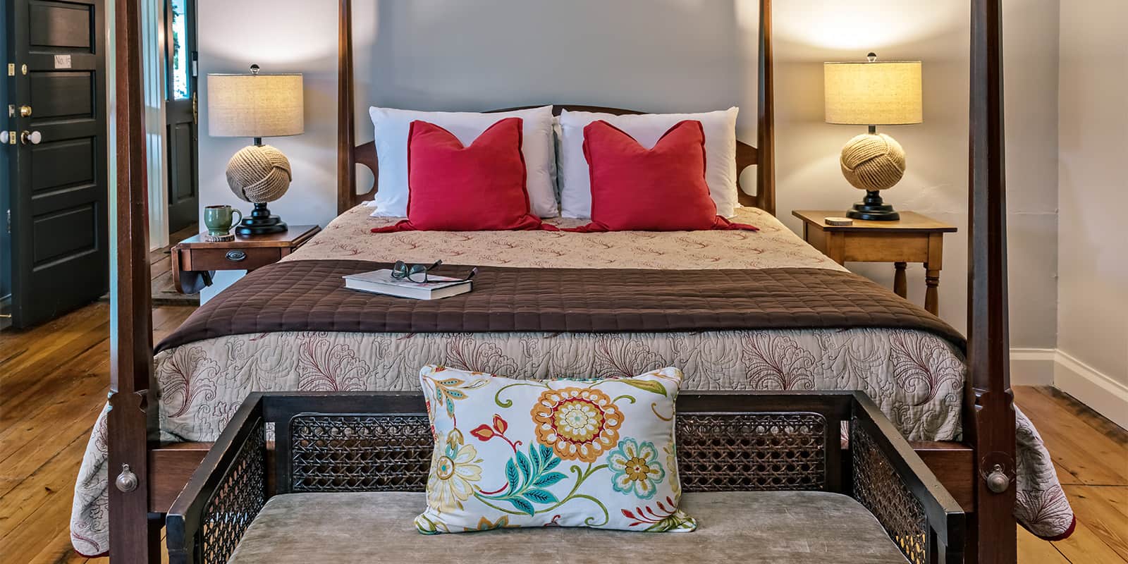Bed in Deluxe Queen Room of the Pack House
