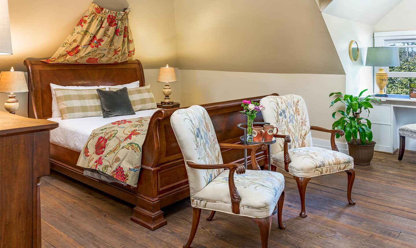 Deluxe Queen Suite with Bed and Two chairs