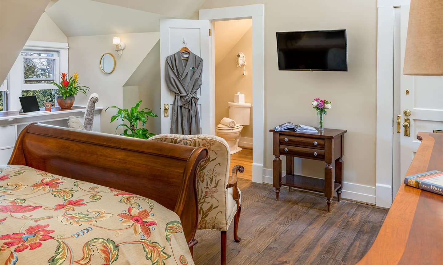 deluxe queen suite in Edenton, NC