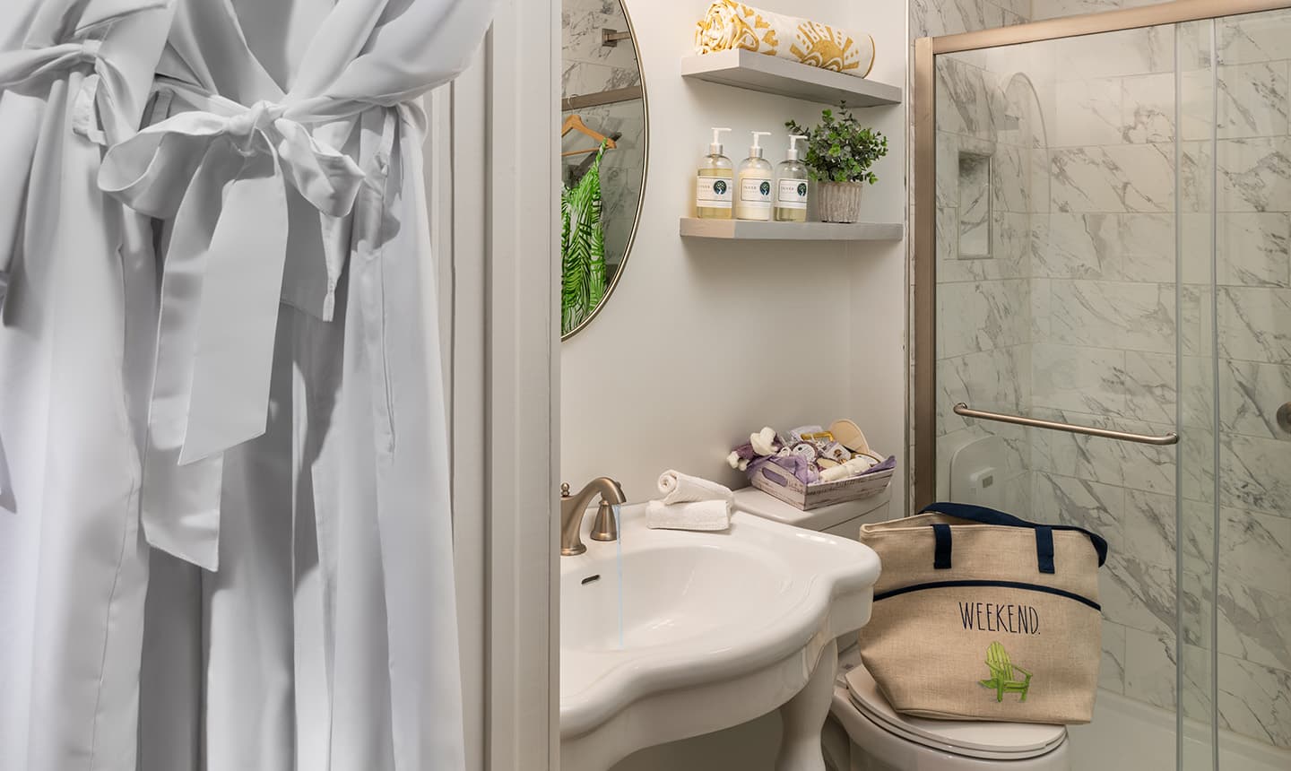 Bathroom with pedestal sink in Hugh Williamson Suite