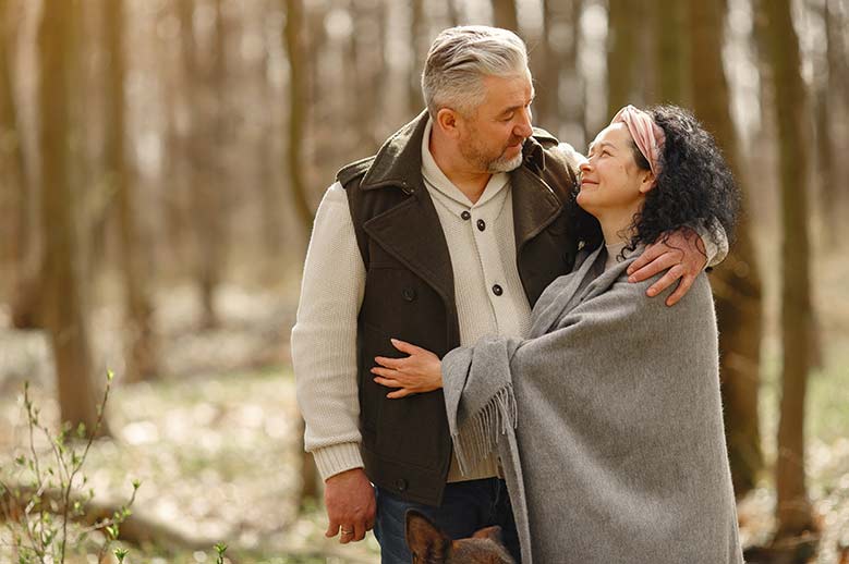 Man and woman enjoying a romantic moment. Edenton NC romance packages.