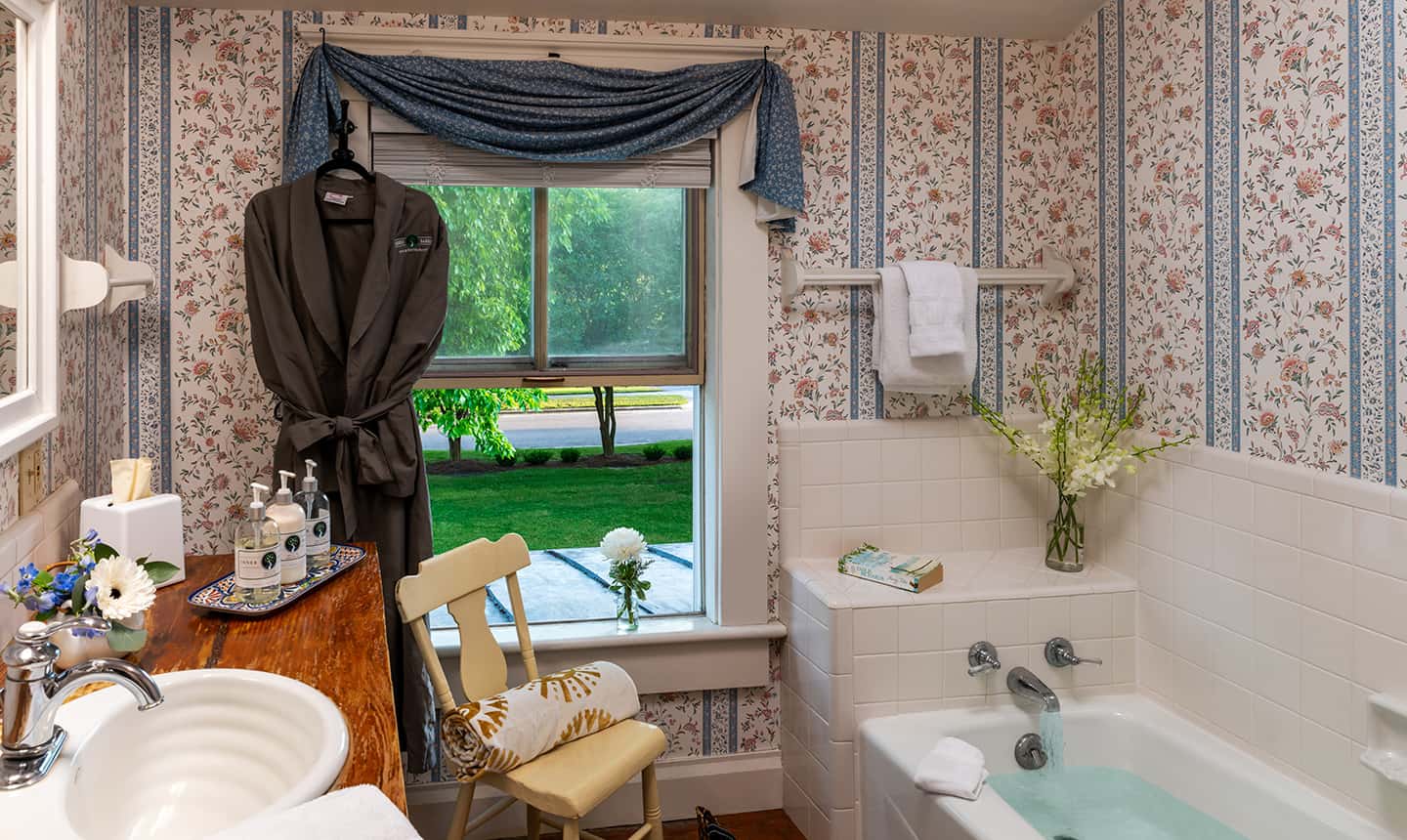 Bathtub and vanity in Queen Anne Suite