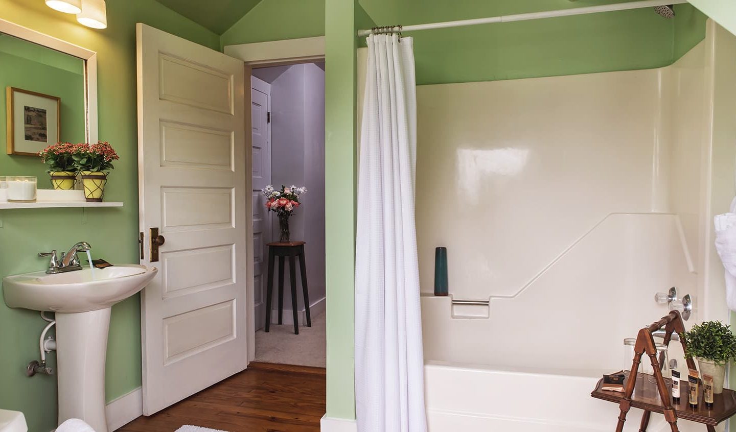 Bathrom with tub/shower in Room 11 The Loft