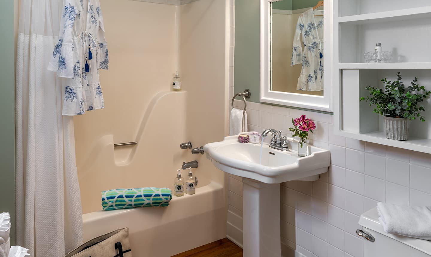 Bathroom with Pedestal sink and tub shower combo in Joseph Hewes Suite