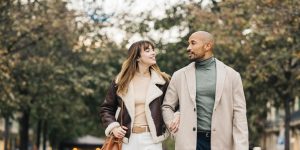 Couple walking around Edenton, NC, arm-in-arm